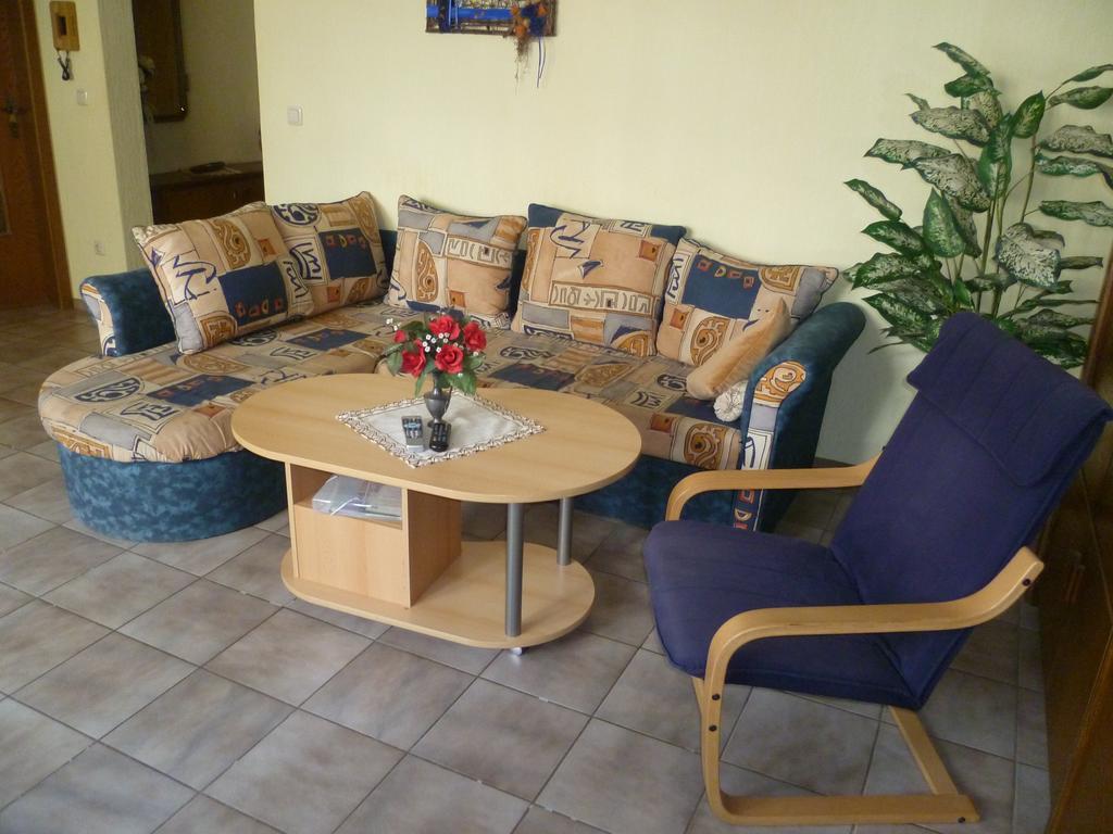 Pension-Elfi Maring-Noviand Habitación foto
