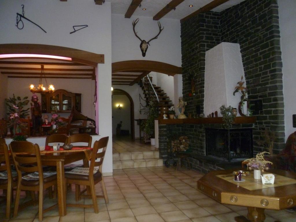 Pension-Elfi Maring-Noviand Habitación foto